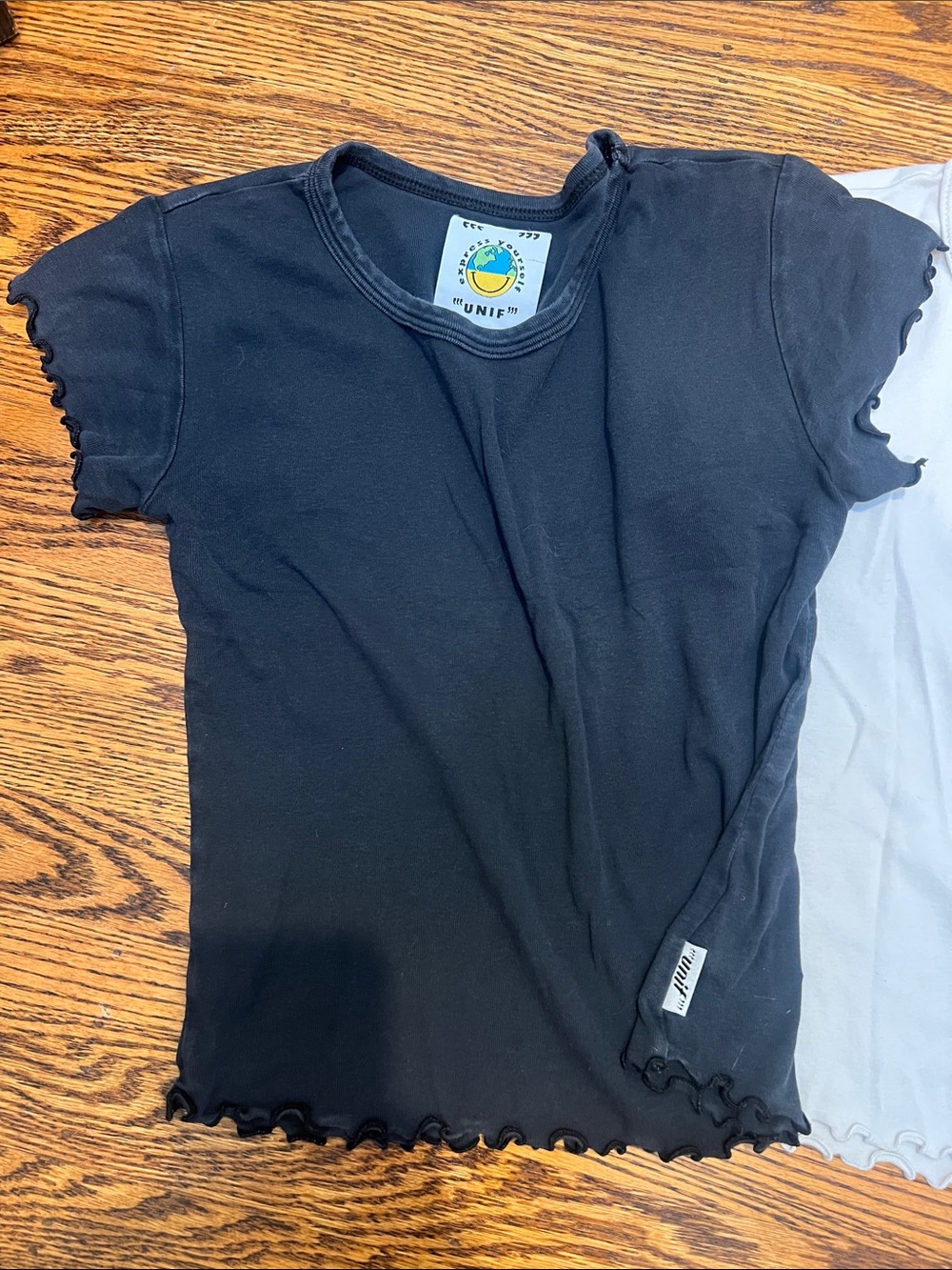 UNIF Duo one black/one cream Short Sleeve Lettuce-Edge Tee